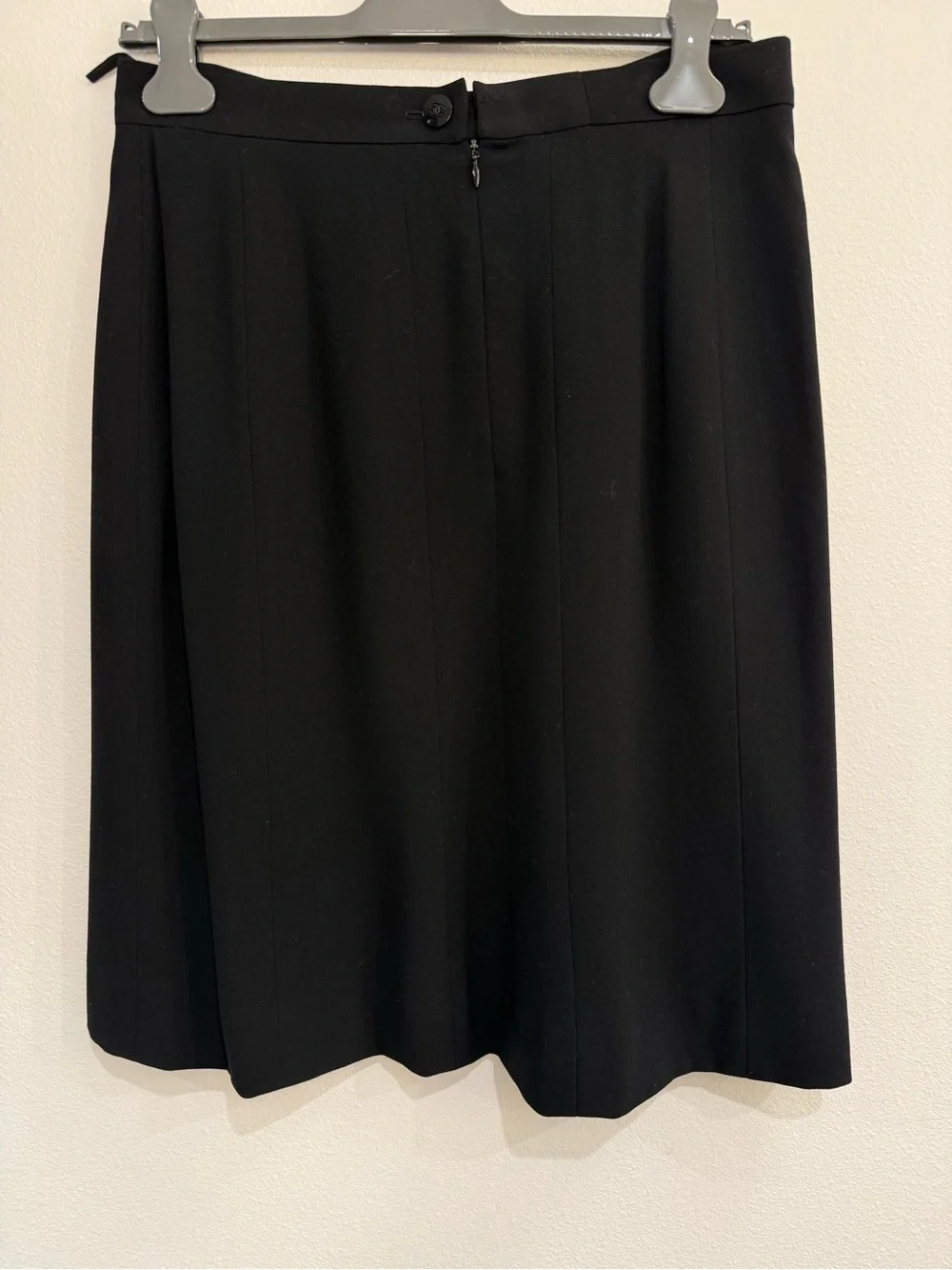 Stunning vintage CHANEL Black Tailored Women's blazer and skirt suit set